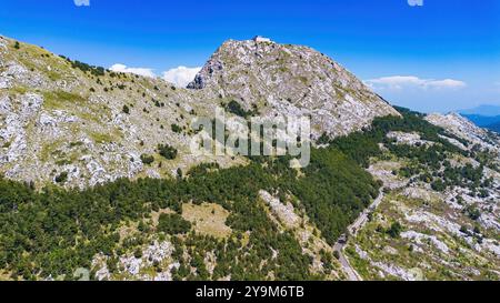 Vista aerea del Mausoleo di Njegoš sulla cima del monte Lovćen nel Parco Nazionale di Lovćen vicino a Cetinje in Montenegro Foto Stock