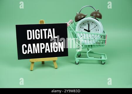 Messaggio di testo della campagna digitale su carta con allarme acustico e carrello su sfondo verde Foto Stock