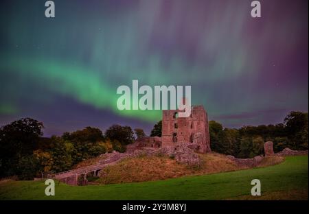 L'aurora boreale sul castello di Norham, Northumberland, Inghilterra, Regno Unito Foto Stock