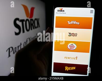 Germania. 7 agosto 2024. In questa immagine, una persona ha in mano uno smartphone con la pagina web della società di dolciumi tedesca August Storck KG davanti al logo. (Immagine di credito: © Timon Schneider/SOPA Images via ZUMA Press Wire) SOLO PER USO EDITORIALE! Non per USO commerciale! Foto Stock