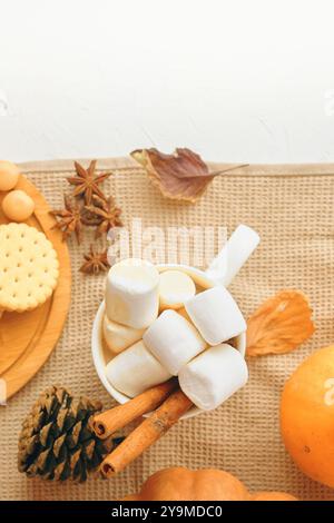 Godetevi un'accogliente atmosfera autunnale con marshmallow e decorazioni autunnali per un'atmosfera calda e confortevole Foto Stock
