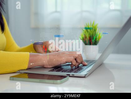 Una donna d'affari sta mostrando un ologramma virtuale crescente di dashboard analitiche con grafici, mercato azionario, crescita aziendale, progresso o concetto di successo, in Foto Stock