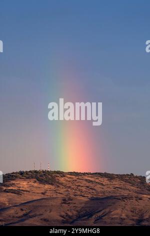 Rainbow Over the Hill: Un tocco delicato dopo la pioggia Foto Stock