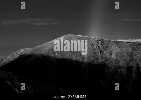 Mountain Hill con l'arcobaleno sbiadito: Affrettati e esprimi un desiderio Foto Stock