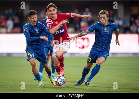 Silkeborg, Danimarca. 22 settembre 2024. Mads Larsen (20) di Silkeborg SE visto tra Daniel Wass (10) e Clement Bischoff (37) di Broendby IF durante il 3F Superliga match tra Silkeborg IF e Broendby IF al Jysk Park di Silkeborg. Foto Stock