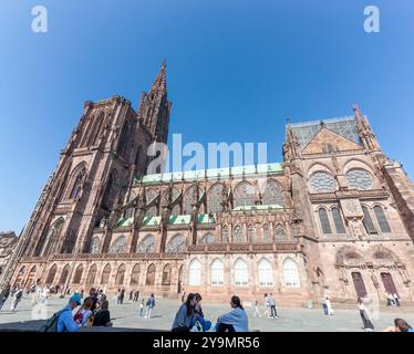 STRASBURGO, FRANCIA - 21 SETTEMBRE 2024: Vista sulla piazza affollata vicino alla cattedrale di Notre-Dame a Strasburgo, nella regione dell'Alsazia, Francia Foto Stock