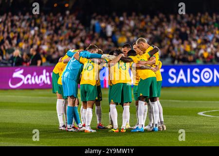 Adelaide, Australia, 10 ottobre 2024. Socceroos al team huddle prima dell'inizio della partita di calcio del terzo turno delle qualificazioni AFC della Coppa del mondo FIFA 2026 tra Australia e Cina PR all'Adelaide Oval il 10 ottobre 2024 ad Adelaide, Australia. Crediti: Santanu Banik/Speed Media/Alamy Live News Foto Stock