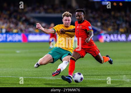 Adelaide, Australia, 10 ottobre 2024. La squadra australiana Defender Harry Souttar affronta la squadra China PR Defender Fei Nahduo durante la partita di calcio del terzo turno delle qualificazioni AFC della Coppa del mondo FIFA 2026 tra Australia e Cina PR all'Adelaide Oval il 10 ottobre 2024 ad Adelaide, Australia. Crediti: Santanu Banik/Speed Media/Alamy Live News Foto Stock