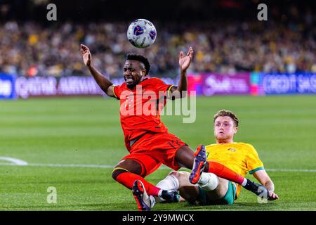 Adelaide, Australia, 10 ottobre 2024. La squadra australiana Defender Harry Souttar affronta la squadra China PR Defender Fei Nahduo durante la partita di calcio del terzo turno delle qualificazioni AFC della Coppa del mondo FIFA 2026 tra Australia e Cina PR all'Adelaide Oval il 10 ottobre 2024 ad Adelaide, Australia. Crediti: Santanu Banik/Speed Media/Alamy Live News Foto Stock