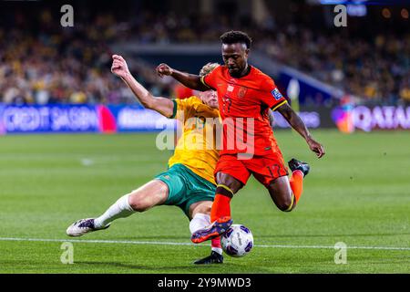 Adelaide, Australia, 10 ottobre 2024. La squadra australiana Defender Harry Souttar affronta la squadra China PR Defender Fei Nahduo durante la partita di calcio del terzo turno delle qualificazioni AFC della Coppa del mondo FIFA 2026 tra Australia e Cina PR all'Adelaide Oval il 10 ottobre 2024 ad Adelaide, Australia. Crediti: Santanu Banik/Speed Media/Alamy Live News Foto Stock