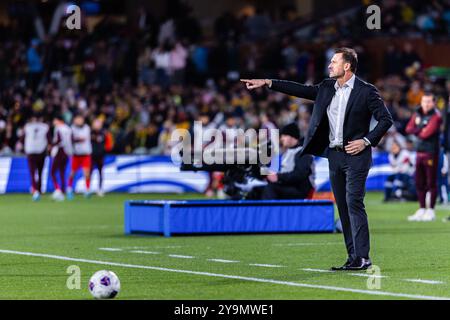 Adelaide, Australia, 10 ottobre 2024. L'allenatore del Team Australia Tony Popovic durante la partita di calcio del terzo turno delle qualificazioni AFC della Coppa del mondo FIFA 2026 tra Australia e Cina PR all'Adelaide Oval il 10 ottobre 2024 ad Adelaide, Australia. Crediti: Santanu Banik/Speed Media/Alamy Live News Foto Stock