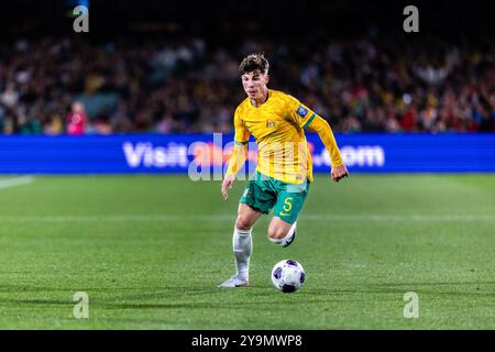 Adelaide, Australia, 10 ottobre 2024. Il team Australia Defender Jordan Bos controlla la palla durante la partita di calcio del terzo turno delle qualificazioni AFC della Coppa del mondo FIFA 2026 tra Australia e Cina PR all'Adelaide Oval il 10 ottobre 2024 ad Adelaide, Australia. Crediti: Santanu Banik/Speed Media/Alamy Live News Foto Stock