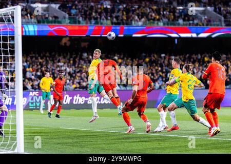 Adelaide, Australia, 10 ottobre 2024. Il difensore del team Australia Lewis Miller salta al pallone durante la partita di calcio del terzo turno delle qualificazioni AFC della Coppa del mondo FIFA 2026 tra Australia e Cina PR all'Adelaide Oval il 10 ottobre 2024 ad Adelaide, Australia. Crediti: Santanu Banik/Speed Media/Alamy Live News Foto Stock