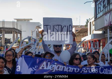 Chilpancingo, Guerrero, Messico. 10 ottobre 2024. Centinaia di cittadini di Chilpancingo Guerrero hanno marciato per la pace in città e giustizia per l'omicidio dell'ex sindaco Alejandro Arcos, che è stato ucciso violentemente il 6 ottobre. Con striscioni che chiedevano giustizia per Alex e chiedevano alle autorità di rivittimizzare il catalano Hernandez, la gente gridava giustizia e il presidente Alejandro. (Immagine di credito: © David Juarez/ZUMA Press Wire) SOLO PER USO EDITORIALE! Non per USO commerciale! Foto Stock