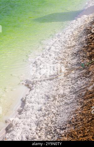 Primo piano sull'acqua verde brillante del lago Qarhan vicino a Golmud, Qinghai, Cina, immagine di sfondo con spazio per copiare il testo Foto Stock