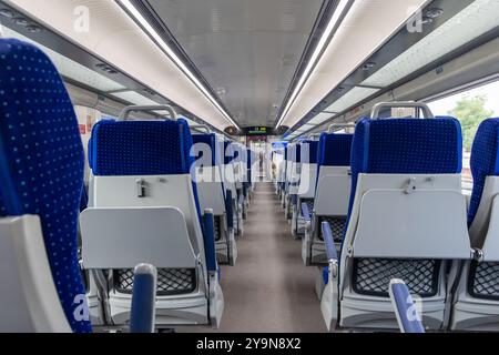 Pullman passeggeri con posto a sedere libero e vista finestra durante il giorno, viene scattata l'immagine del treno ad alta velocità Vande bharat o del treno ferroviario indiano ad Abu ro Foto Stock