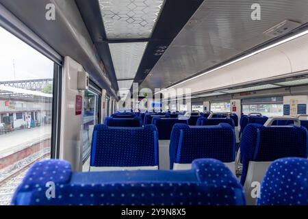 Pullman passeggeri con posto a sedere libero e vista finestra durante il giorno, viene scattata l'immagine del treno ad alta velocità Vande bharat o del treno ferroviario indiano ad Abu ro Foto Stock