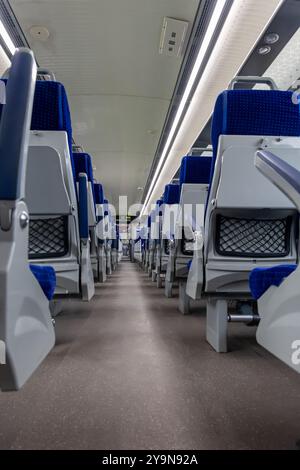 Pullman passeggeri con posto a sedere libero e vista finestra durante il giorno, viene scattata l'immagine del treno ad alta velocità Vande bharat o del treno ferroviario indiano ad Abu ro Foto Stock