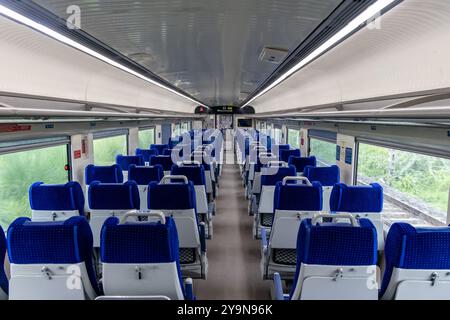 Pullman passeggeri con posto a sedere libero e vista finestra durante il giorno, viene scattata l'immagine del treno ad alta velocità Vande bharat o del treno ferroviario indiano ad Abu ro Foto Stock