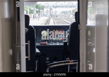 Pannello di controllo cabina del treno ad alta velocità da angolo piatto durante il giorno Foto Stock