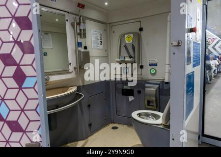 Il moderno bagno del treno passeggeri ad alta velocità durante il giorno viene scattata un'immagine ad angolo piatto di Vande bharat o treno ferroviario indiano presso la stazione di Abu Road Foto Stock