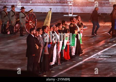 Città del Messico, Messico. 10 ottobre 2024. I partecipanti eseguono uno spettacolo durante la cerimonia di commemorazione del 200° anniversario della Repubblica messicana, nella piazza principale di Zocalo. Il 10 ottobre 2024 a città del Messico, Messico. (Foto di Carlos Santiago/ Eyepix Group/Sipa USA). Crediti: SIPA USA/Alamy Live News Foto Stock