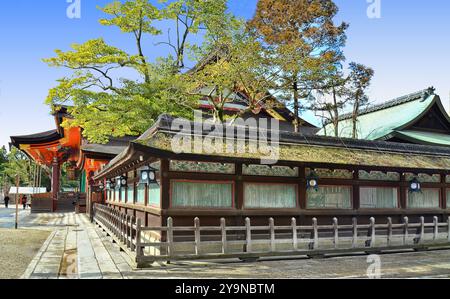 Sala principale (honden) del santuario Yasaka a Kyoto, Giappone. Questa architettura è chiamata stile Gion-zukuri . Foto Stock