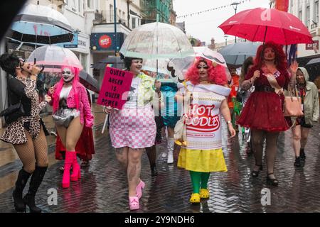 Inghilterra, Kent, dover, dover Pride Parade, gruppo di artisti di trascinamento Foto Stock