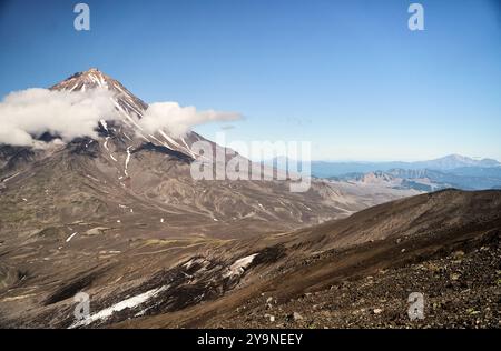 Vulcano Koryaksky. Il maestoso e stupefacente vulcano si trova sotto un chiaro e brillante cielo blu Foto Stock