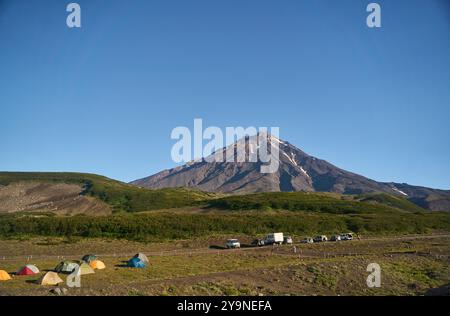 Vulcano Koryaksky. Il maestoso e stupefacente vulcano si trova sotto un chiaro e brillante cielo blu Foto Stock