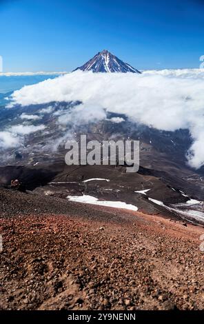 Vulcano Koryaksky. Il maestoso e stupefacente vulcano si trova sotto un chiaro e brillante cielo blu Foto Stock