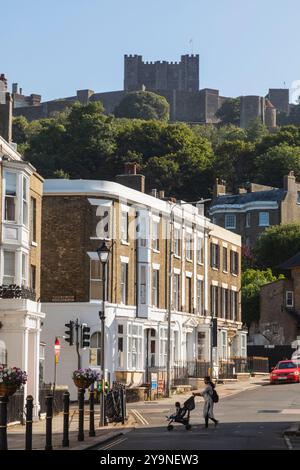Inghilterra, Kent, dover, Castle Street e dover Castle Foto Stock