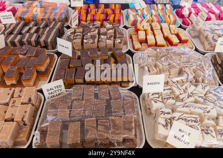 Inghilterra, Kent, Faversham, Faversham Market display di Fudge Foto Stock