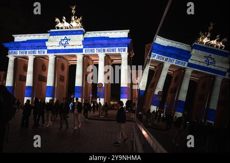 07.10.2024, Berlino, Germania, Europa - illuminazione della porta di Brandeburgo in solidarietà con Israele nel 1° anniversario dell'attentato del 7 ottobre. Foto Stock