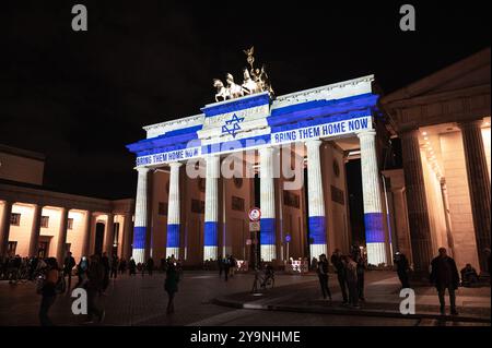 07.10.2024, Berlino, Germania, Europa - illuminazione della porta di Brandeburgo in solidarietà con Israele nel 1° anniversario dell'attentato del 7 ottobre. Foto Stock