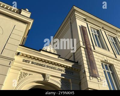 Oslo, Norvegia. 11 ottobre 2024. Le parole "chi sarà quest'anno?” Può essere visto su uno striscione presso l'Istituto Nobel norvegese di Oslo. E' in questo edificio che presto verrà annunciato il vincitore del Premio Nobel per la pace. Crediti: Steffen Trumpf/dpa/Alamy Live News Foto Stock