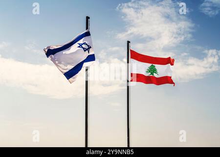 Concetto di conflitto tra Isreal e il Libano. Bandiere libanesi e israeliane su un cielo nuvoloso. Negoziati tra la Repubblica libanese e. Foto Stock