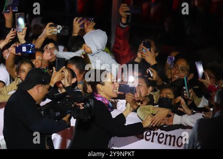 Non esclusiva: Claudia Sheinbaum Pardo, presidente del Messico, dirige la cerimonia di commemorazione del 200° anniversario della Repubblica messicana, a ma Foto Stock