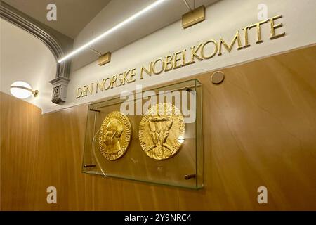 Oslo, Norvegia. 11 ottobre 2024. La parte anteriore e posteriore della medaglia per il Premio Nobel per la pace sono in mostra al Norwegian Nobel Institute di Oslo. E' in questo edificio che il vincitore del Premio Nobel per la pace sarà annunciato a breve. Crediti: Steffen Trumpf/dpa/Alamy Live News Foto Stock