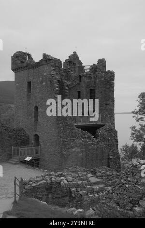 Rovine del castello di Urquhart sulla riva occidentale di Loch Ness, Drumnadrochit, Highland, Scozia Foto Stock