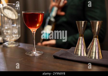 un bicchiere di liquore insieme ai nastri graduati al bar Foto Stock