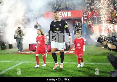 Colonia, Germania. 10 ottobre 2024. Firo : 10.10.2024, calcio, addio Lukas Podolski 1.FC Cologne ingresso fuochi d'artificio Lukas Podolski con bambini crediti: dpa/Alamy Live News Foto Stock