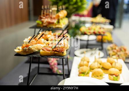 Piatti a buffet. Bruschette diverse servite al catering Foto Stock