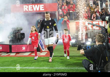 Colonia, Germania. 10 ottobre 2024. Firo : 10.10.2024, calcio, addio Lukas Podolski 1.FC Cologne ingresso fuochi d'artificio Lukas Podolski con bambini crediti: dpa/Alamy Live News Foto Stock