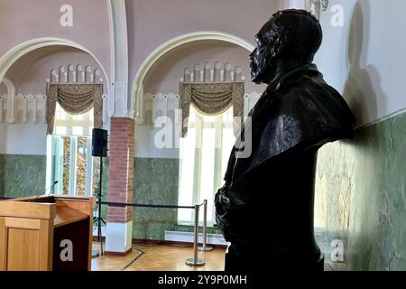 Oslo, Norvegia. 11 ottobre 2024. Il busto del donatore premio e inventore di dinamite Alfred Nobel è in mostra presso l'Istituto norvegese Nobel di Oslo. E' in questo edificio che presto verrà annunciato il vincitore del Premio Nobel per la pace. Crediti: Steffen Trumpf/dpa/Alamy Live News Foto Stock