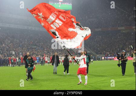 Colonia, Germania. 10 ottobre 2024. Firo : 10.10.2024, calcio, addio Lukas Podolski 1.FC Cologne Lukas Podolski addio con bandiera dei tifosi credito: dpa/Alamy Live News Foto Stock