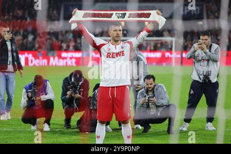 Colonia, Germania. 10 ottobre 2024. Firo : 10.10.2024, calcio, addio Lukas Podolski 1.FC Cologne Lukas Podolski addio con sciarpa da tifosi crediti: dpa/Alamy Live News Foto Stock