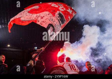 Colonia, Germania. 10 ottobre 2024. Lukas Podolski im Fanblock mit bengalischem Feuer Abschiedsspiel für Lukas Podolski unter dem motto UNSERE 10 KEHRT Foto Stock