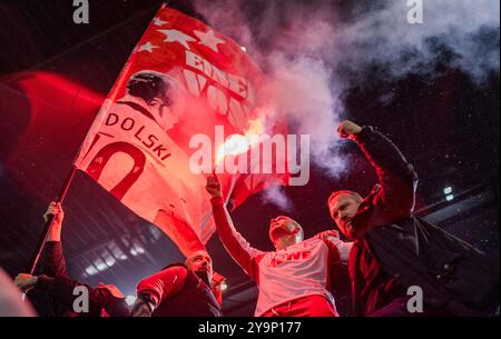 Colonia, Germania. 10 ottobre 2024. Lukas Podolski im Fanblock mit bengalischem Feuer Abschiedsspiel für Lukas Podolski unter dem motto UNSERE 10 KEHRT Foto Stock