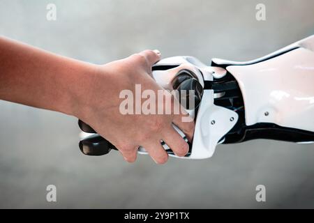 Concetto di design per la comunicazione informatica. Robot e uomo donna che si tengono per mano con la stretta di mano. Foto Stock